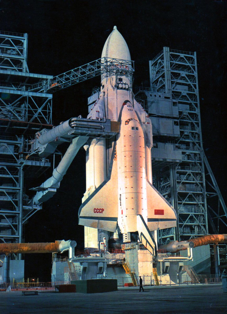 Après une tentative de lancement avortée fin-octobre, le décollage du lanceur est fixé pour le 14 novembre au soir. Mais des retards font que le compte-à-rebours s'éternise dans la nuit, jusqu'au petit matin.