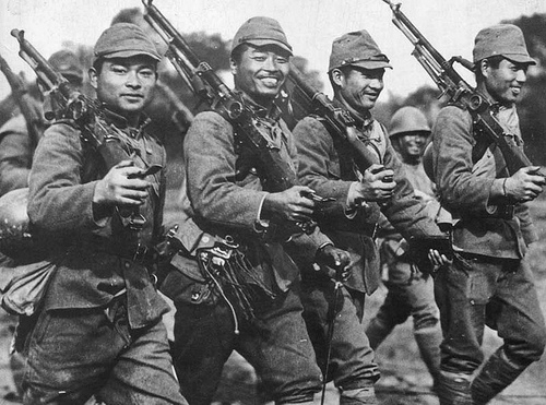 日本軍というと三八式歩兵銃+銃剣で「ワァーッ」と突っ込むイメージが強いけれど、実際は「歩兵の戦は射撃にて敵を怯ませその隙に」と歌にあるように機関銃を基幹とした戦術なので、他の国に比べると軽機関銃の数が多かったりする。 