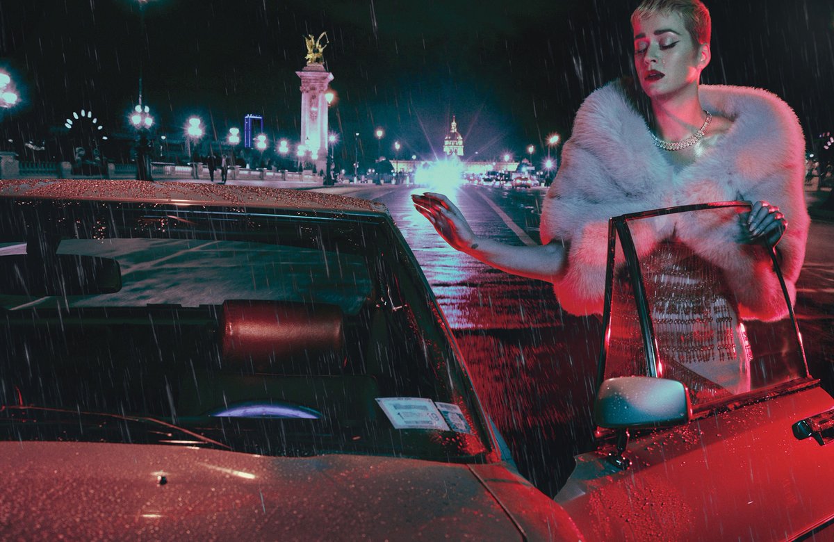 Déjà VuHer romantic relationship, her friends, her family, and her fans. Everything falls apart and they become toxic relationships in a loop. To such an extent that she begins to act strange in public and cannot prevent her record company from making bad decisions.