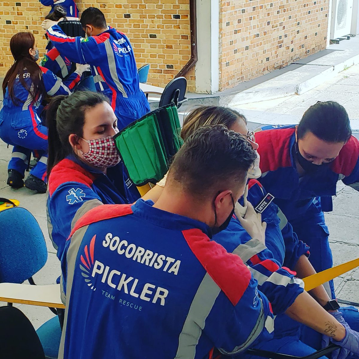 PicklerTeam's tweet photo. Treinar para Salvar Vidas!

Alunos Socorristas  durante atividade prática do curso.

#socorrista #primeirossocorros #curso #resgate #sbv #sav #utimovel #ambulancia #ambulancia24h #enfermagem #emergencia #medicina #prontosocorro #saude #vida #salvamento #capacitacao #treinamento https://t.co/39SxhajxIr