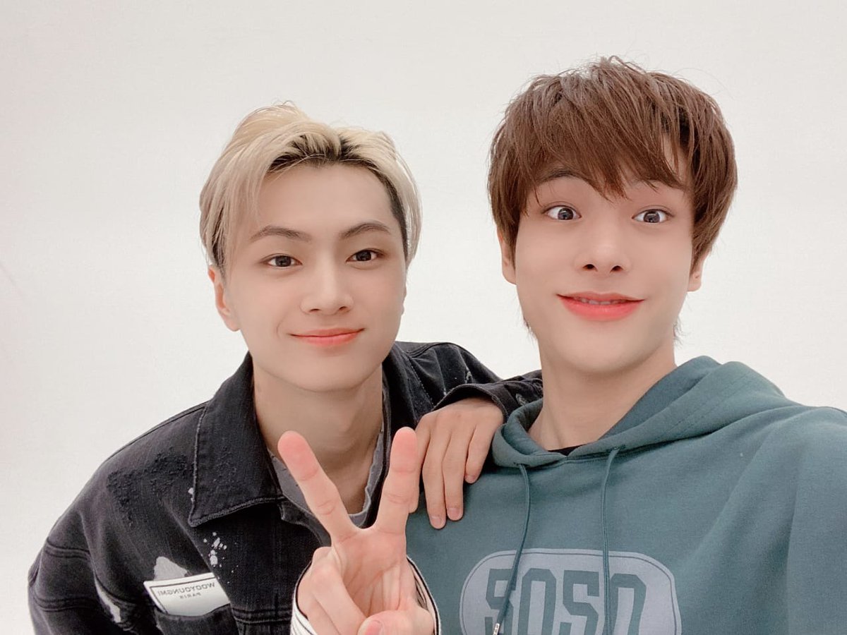 ENHYPEN_ECU's tweet photo. →TWITTER UPDATE + TRAD[201115] 

[#JAKE ]   

#ENHYPEN #JAKE #NG_cut 
Engenes~~
¿Tuviste un buen día hoy? tuve un cumpleaños muy feliz gracias a Engene.
¡Muchas gracias!☺🥰
¡He subido algunas fotos detrás de escena para celebrar hoy! 
¡Espero que lo disfruten! 
Jeje☺
Feliz🦮 https://t.co/QfJRMhxWPD