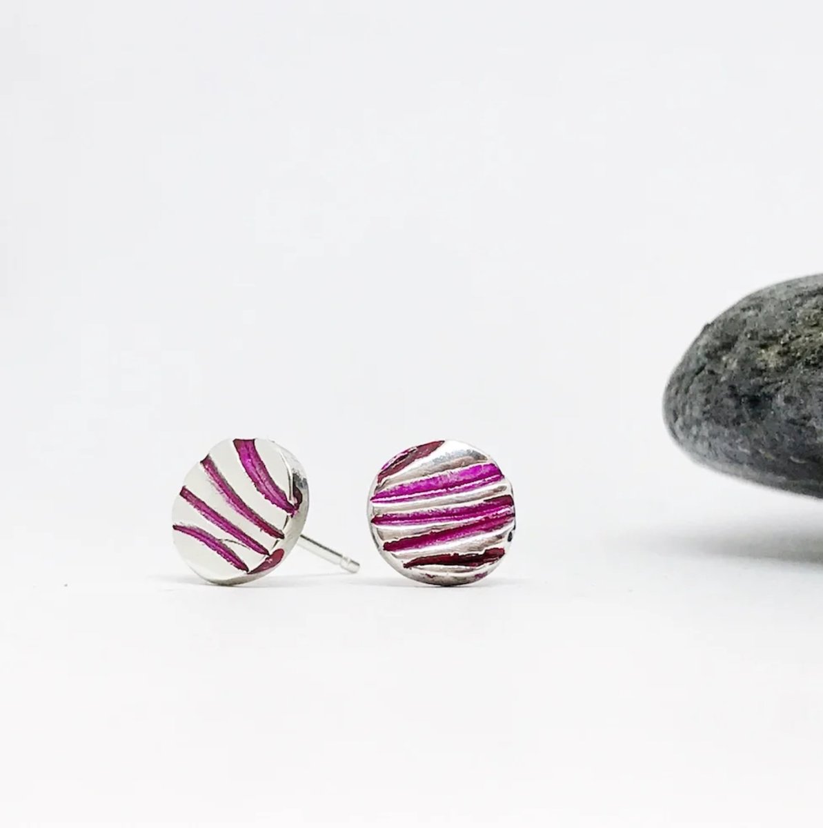 RegLoulou's tweet photo. I love the colour of these ripple earrings from @ticketyboocoo
#HandmadeHour #crafttastic 
#tbch #UKGiftAM
https://t.co/CqNHhjxgzY https://t.co/e4e23lHgq1