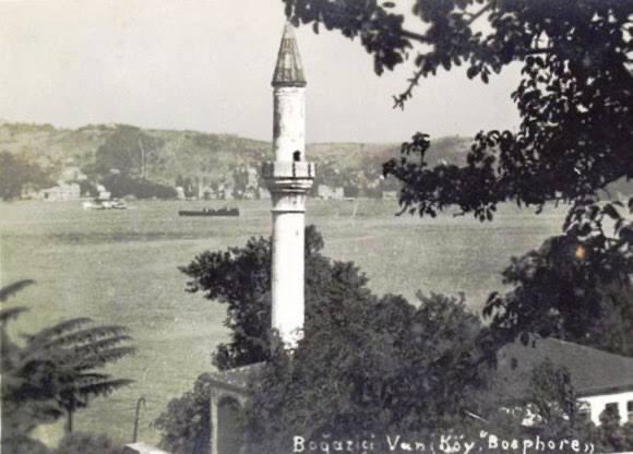eskidenist66's tweet photo. Bu gün yanıp kül olurken içimizi de yakan 350 yıllık Vaniköy Camii Boğaz’ın en güzel, en şirin, en karakteristik yapılarından biriydi... Çok yazık oldu... https://t.co/ukd0vZLpg6