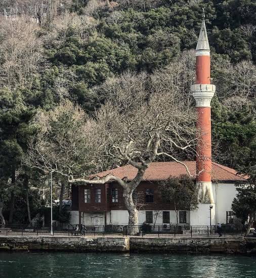 eskidenist66's tweet photo. Bu gün yanıp kül olurken içimizi de yakan 350 yıllık Vaniköy Camii Boğaz’ın en güzel, en şirin, en karakteristik yapılarından biriydi... Çok yazık oldu... https://t.co/ukd0vZLpg6
