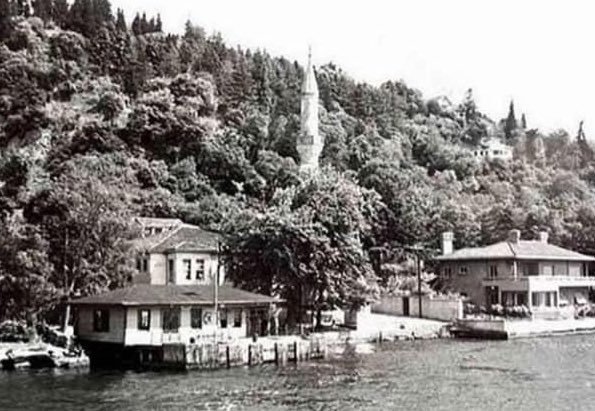 eskidenist66's tweet photo. Bu gün yanıp kül olurken içimizi de yakan 350 yıllık Vaniköy Camii Boğaz’ın en güzel, en şirin, en karakteristik yapılarından biriydi... Çok yazık oldu... https://t.co/ukd0vZLpg6