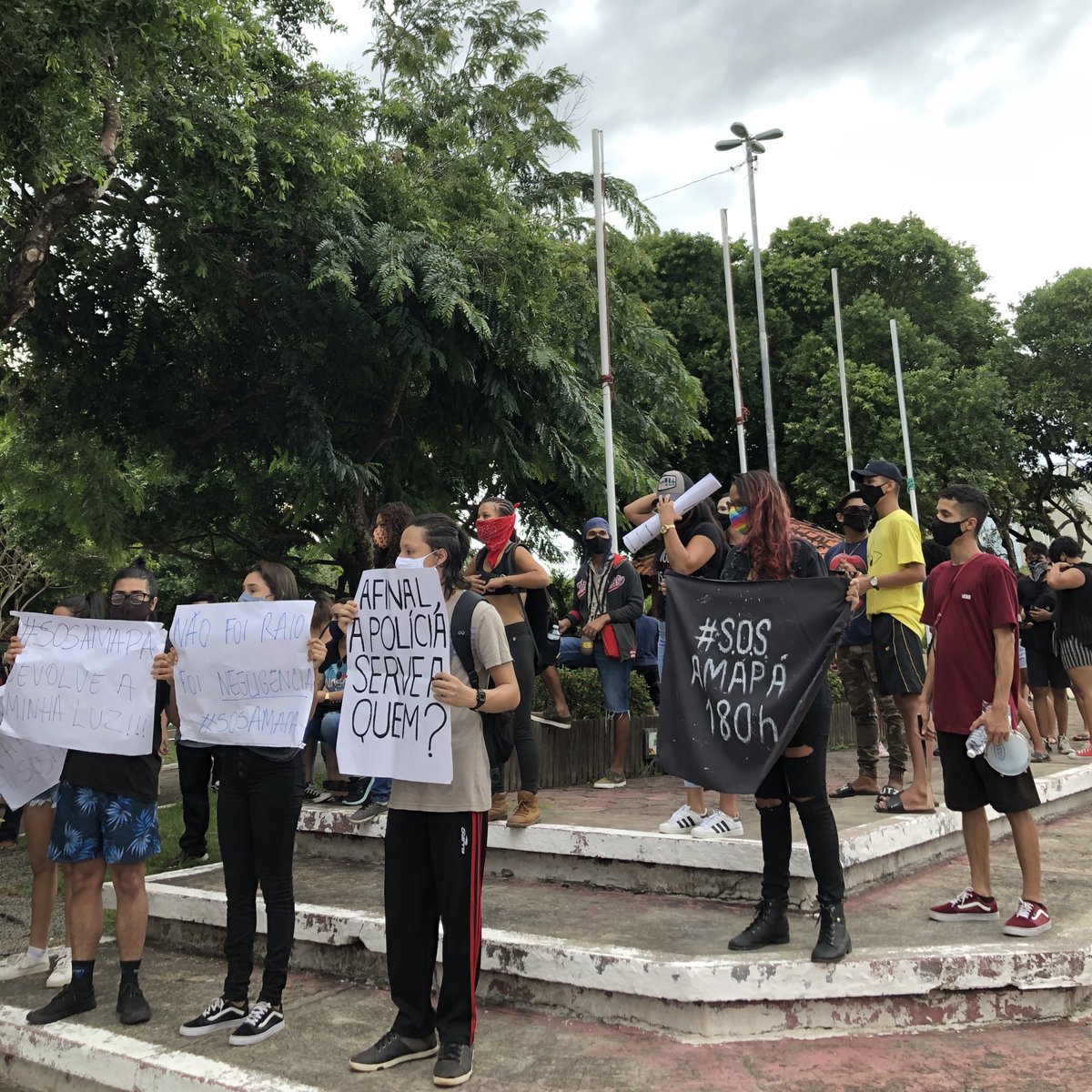 11- In the middle of the pandemic, the Amapaenses took to the streets to protest against the neglect they are experiencing, there is no forecast of 100% return of energy, if it is difficult for those who live in the capital, in the interior cities and quilombos, it is much worse!