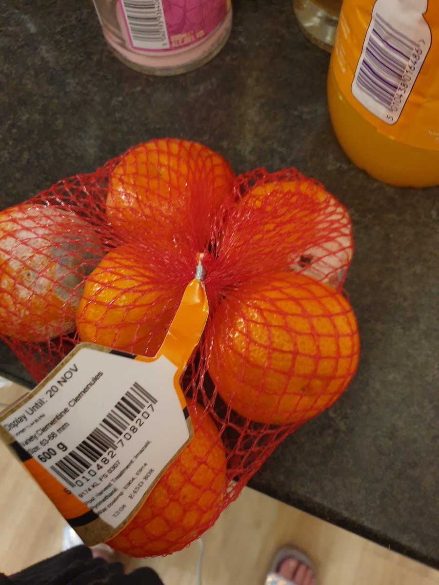 ItsRealForUs91's tweet image. Got these in an online order. You can see the date on the oranges and the mould! @IcelandFoods are you having a laugh?!