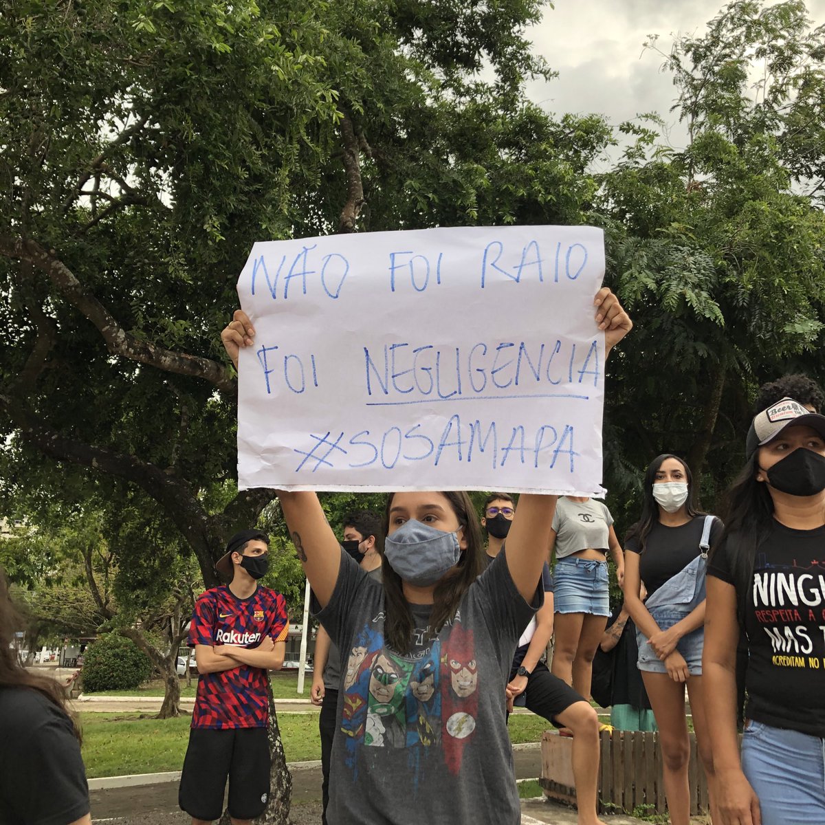 11- In the middle of the pandemic, the Amapaenses took to the streets to protest against the neglect they are experiencing, there is no forecast of 100% return of energy, if it is difficult for those who live in the capital, in the interior cities and quilombos, it is much worse!