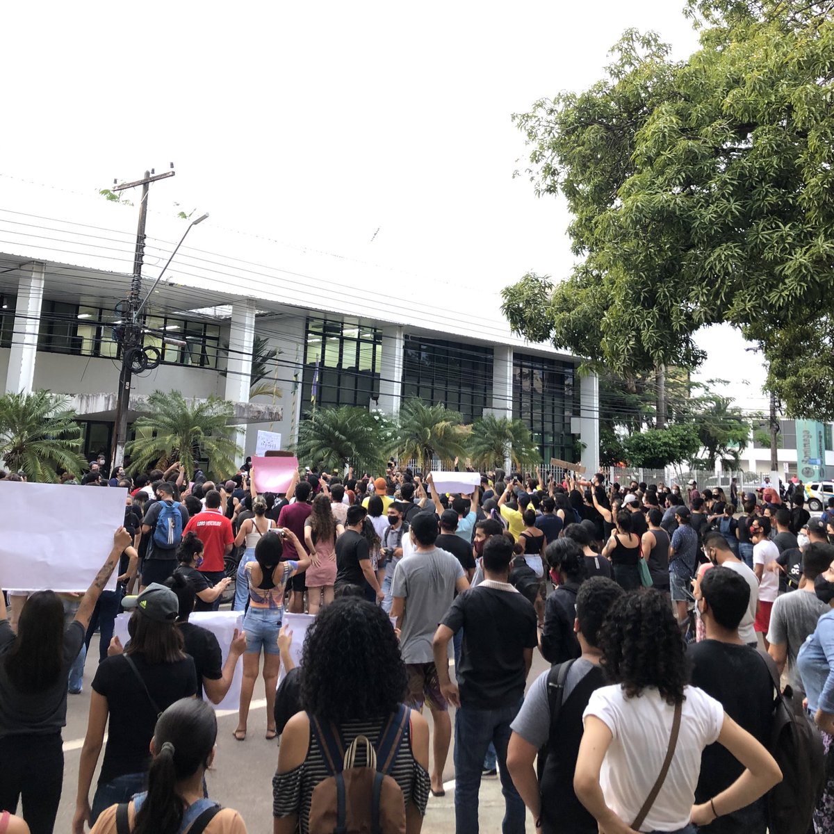 11- In the middle of the pandemic, the Amapaenses took to the streets to protest against the neglect they are experiencing, there is no forecast of 100% return of energy, if it is difficult for those who live in the capital, in the interior cities and quilombos, it is much worse!