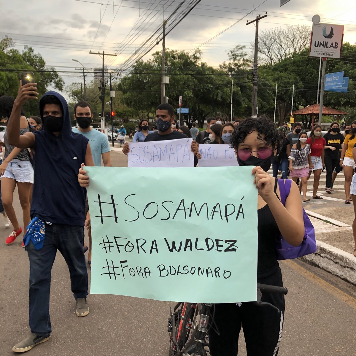 11- In the middle of the pandemic, the Amapaenses took to the streets to protest against the neglect they are experiencing, there is no forecast of 100% return of energy, if it is difficult for those who live in the capital, in the interior cities and quilombos, it is much worse!