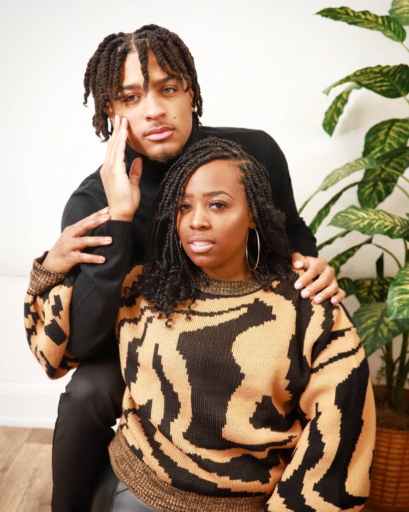 aByrdseyephoto's tweet photo. Yolanda text me this morning that she & her son weren't photogenic. Haha! They are both beautiful. I love everything about this. Thanks @abyrdsboutique for the #applemusicplaylist too!
.
#abyrdseyephoto #familyportraits #fallsessions #gq #momsofinstagram #momandme #toledopho… https://t.co/PRH7cQWI3Y