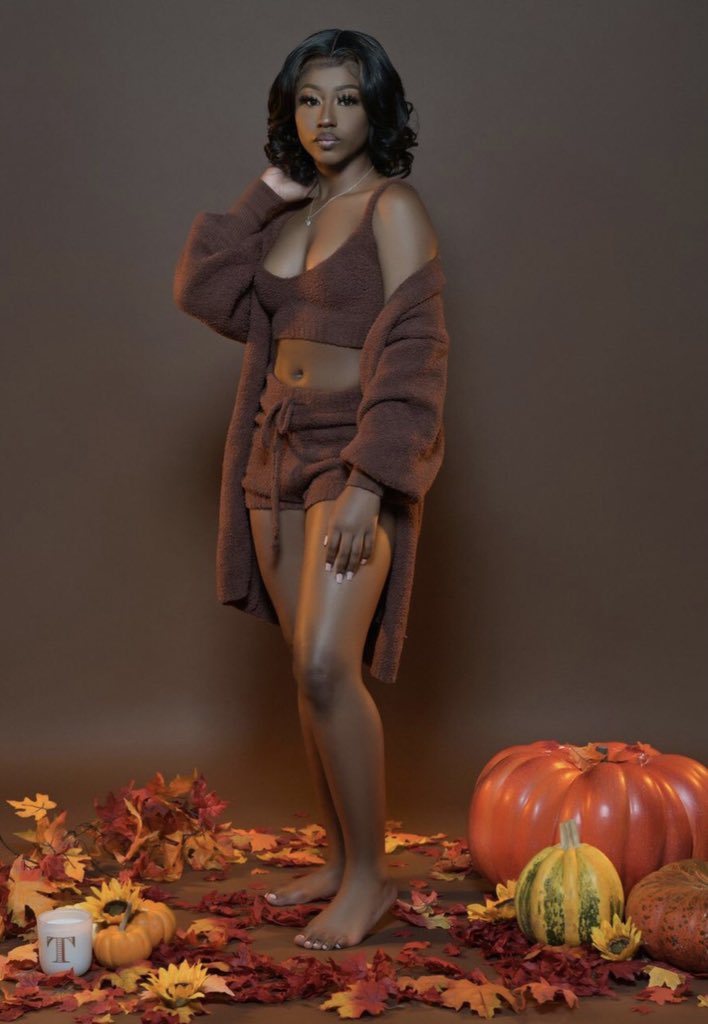 veeanai's tweet photo. cozy🍂 https://t.co/msesJIM3dw