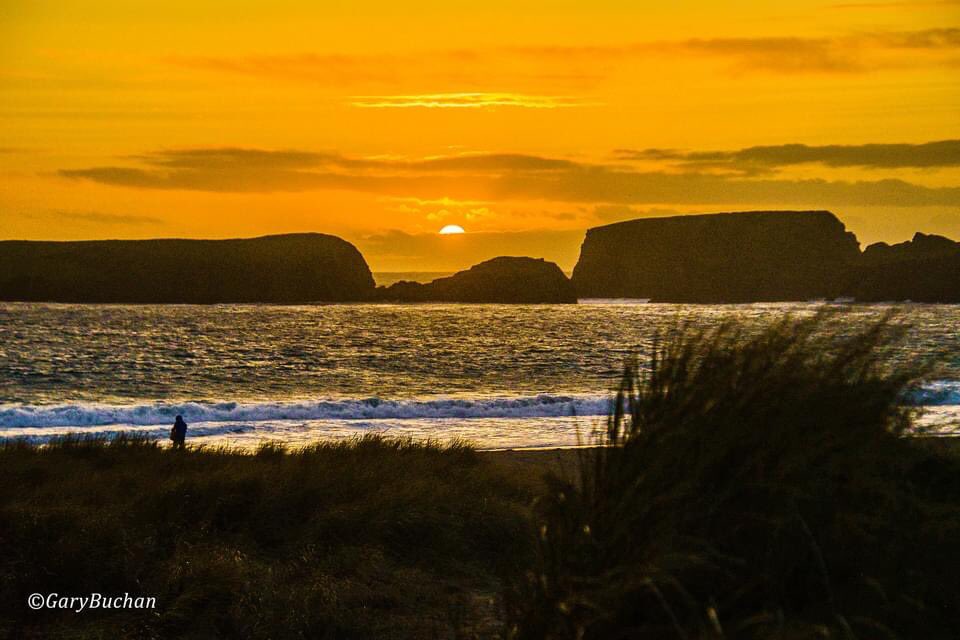 gazb159's tweet photo. Pure brilliance in #Shetland on Friday.... rather nice #sunset at #stniniansisle beach, lovely #WINTER sun. @PromoteShetland @VisitScotland @NLFerries #beach  #sea #NorthAtlantic https://t.co/wySkNkg2oz