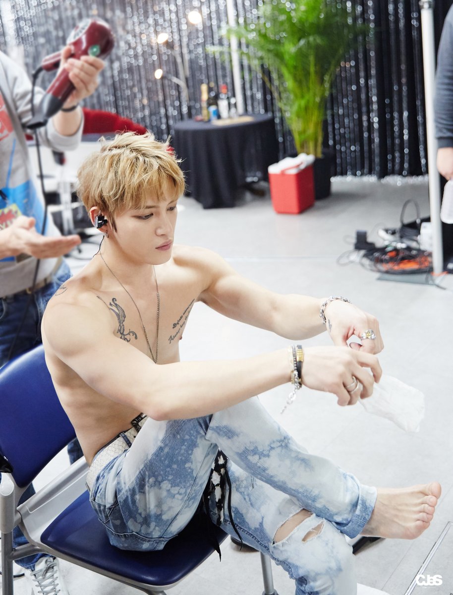 131107 JYJ Naver LINE"Wanna see my foot? Here you go!"