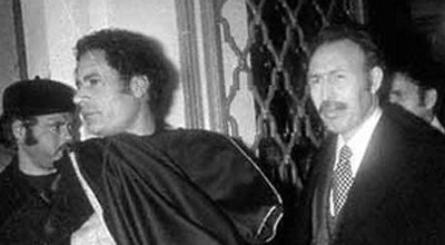 حتى أن الجزائر قامت بتبني البوليزاريو وهي ميليشيا إرهابية إنفصالية من الخونة التي ظهرت بعد تحرير الصحراء من الاسبان سنة1975 وبدعم مادي عسكري من جزائر هواري بومدين وليبيا القذافي التي وفرت السلاح  وشراء المرتزقة من عدة دول خاصة جنوب الصحراء وكوبا كاسترو معسكر التدريب.