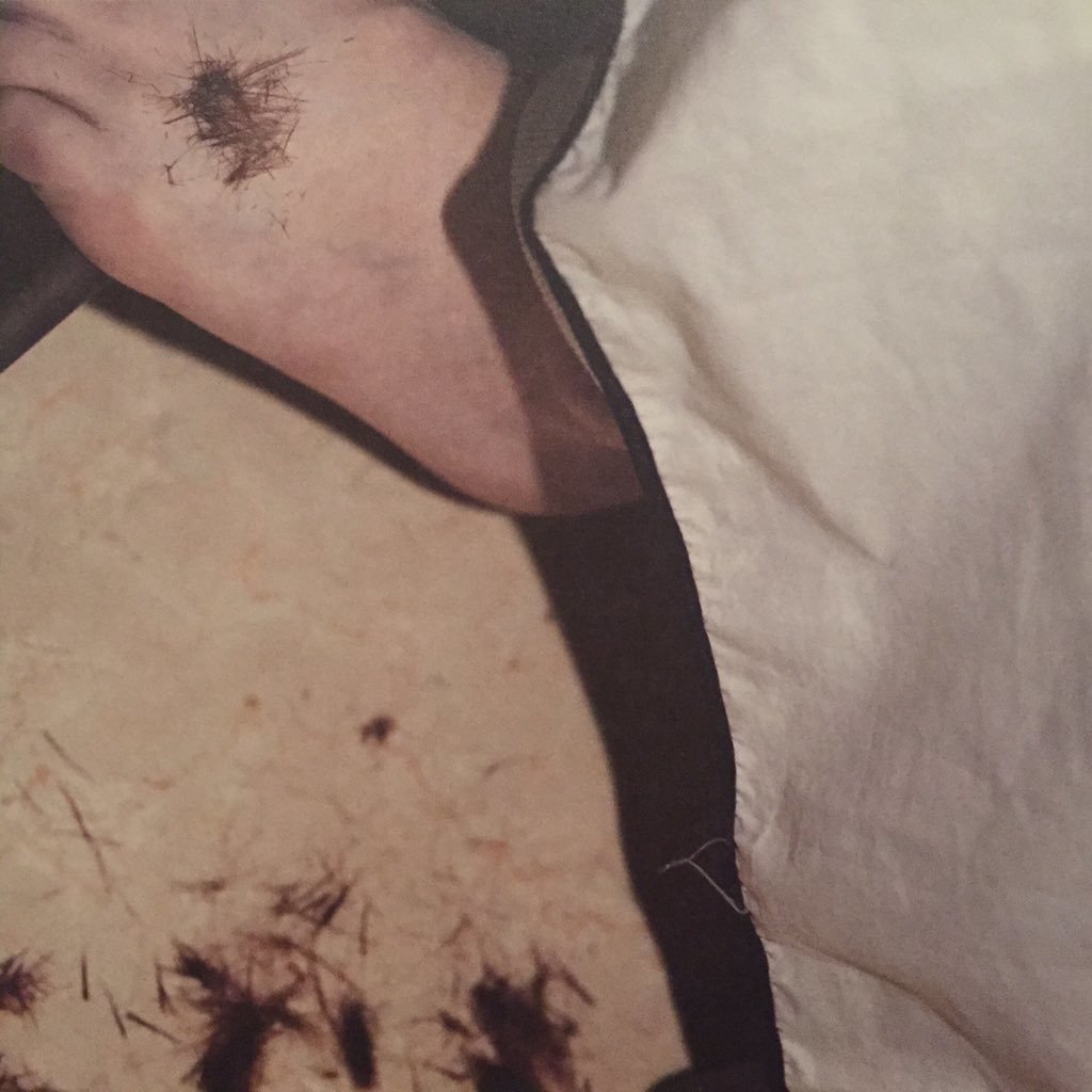 131107 JYJ Naver LINE"Wanna see my foot? Here you go!"