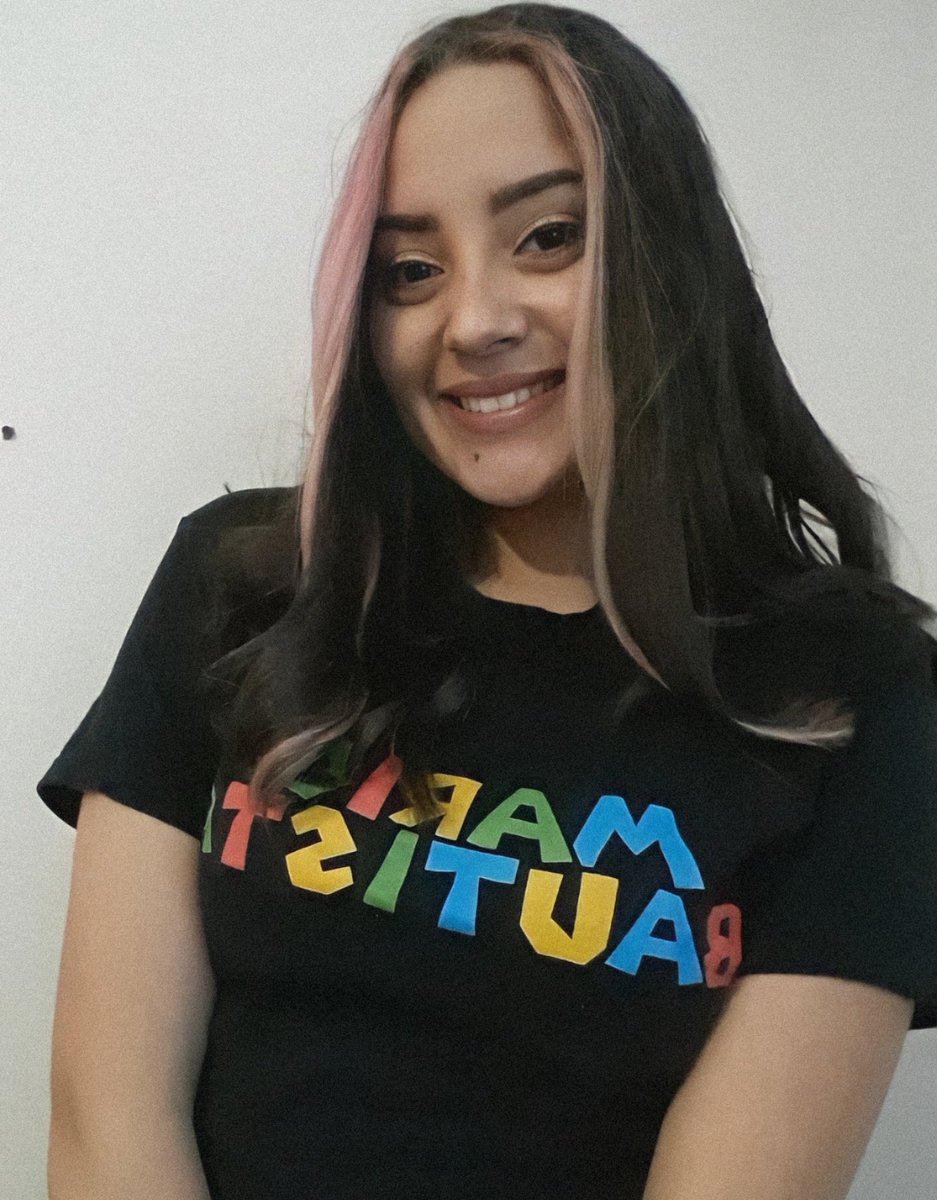 Bauislove's tweet photo. Me siento demasiado bonita siempre que uso la merch, a parte que es demasiado especial para mi y significa mucho usarla.🖤✨

#MerchMB2020 @mariobautista_ https://t.co/REoqbepha2