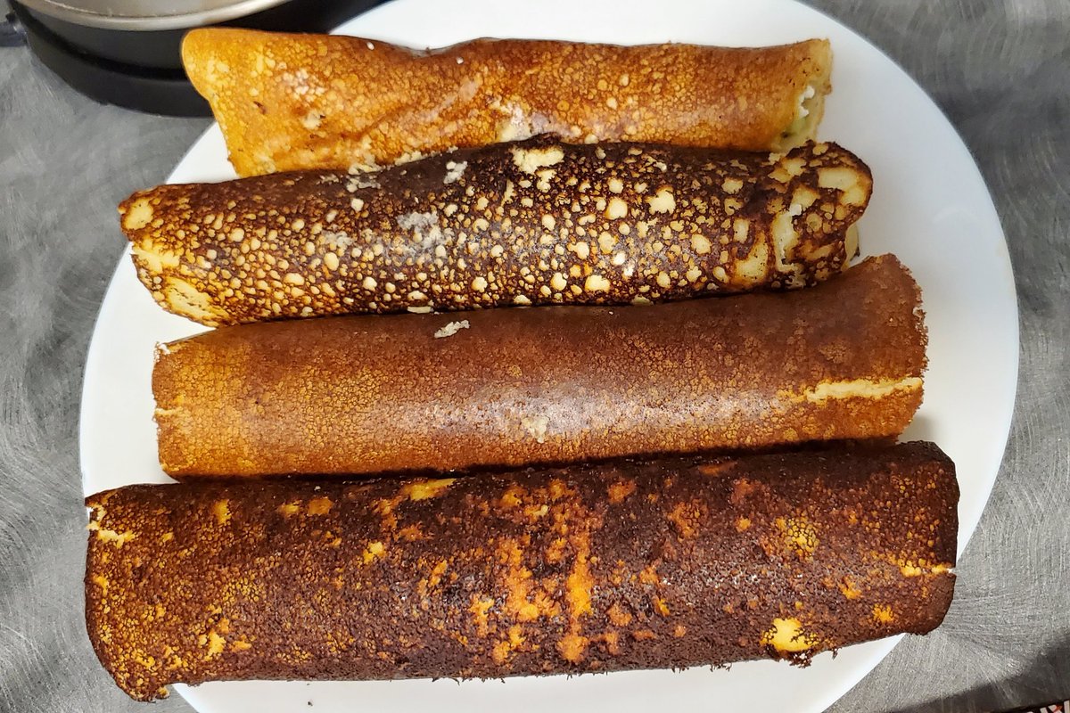 HAFalou's tweet photo. ترويقة العائلة الصحية المتأخرة لتكون #نهاية_أسبوع_صحية

كريب Crepe بطحين اللوز
الحشوة بيض وجبنة تشيدر ولبنة مع خضار

وجبة الشوفان
شوفان، بيضة، حليب، قطر القيقب، موزة، قرفة، أنواع من التوت

تطبخ في الفرن

احرص على ما ينفعُك، واستعن بالله، ولا تعجز

#اكتشف_جسدك
#النمط_المعيشي_الصحي https://t.co/5XG3w1MPbd