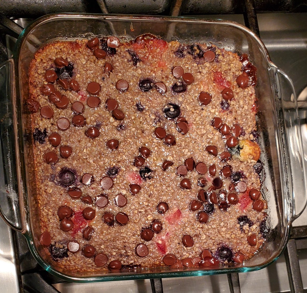 HAFalou's tweet photo. ترويقة العائلة الصحية المتأخرة لتكون #نهاية_أسبوع_صحية

كريب Crepe بطحين اللوز
الحشوة بيض وجبنة تشيدر ولبنة مع خضار

وجبة الشوفان
شوفان، بيضة، حليب، قطر القيقب، موزة، قرفة، أنواع من التوت

تطبخ في الفرن

احرص على ما ينفعُك، واستعن بالله، ولا تعجز

#اكتشف_جسدك
#النمط_المعيشي_الصحي https://t.co/5XG3w1MPbd