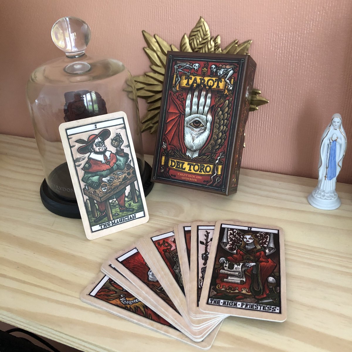 Complètement amoureux de l’extraordinaire Tarot del Toro de Tomas Hijo que je viens de recevoir. Un travail monumental en collaboration directe avec Guillermo del Toro, un must have pour les fans à découvrir et à acheter sur le site de <a href="/tomashijo/">Tomás Hijo</a> ! #geekart