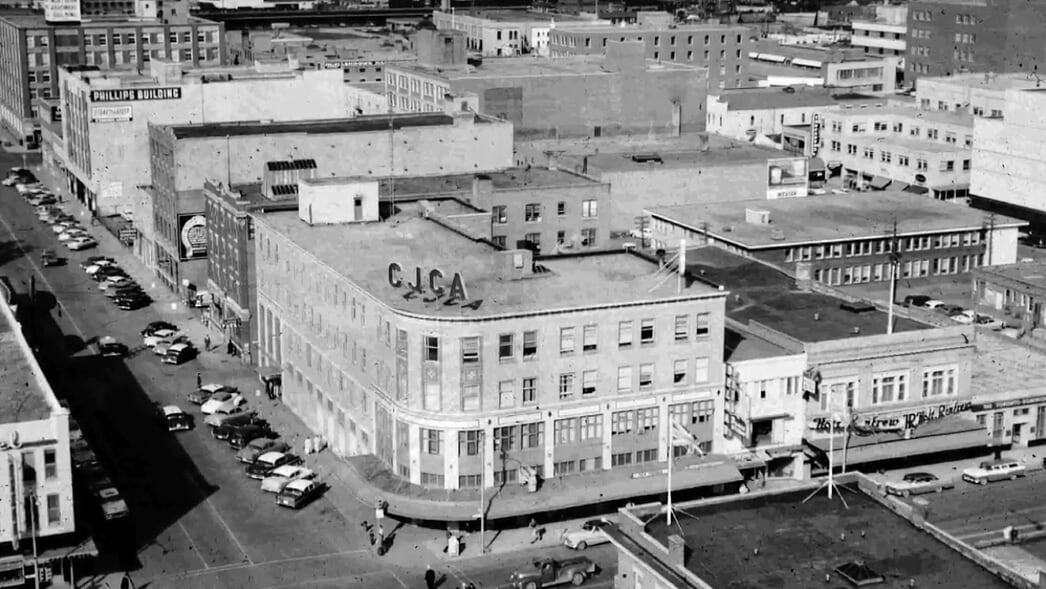 Nov15, 1929 • Birks Building

OTD, Edmonton's newest architectural showpiece officially opens. Built for Birks Jewelry at 10123 104 Street, the elegant $350K building was designed by architects Nobbs &amp; Hyde with Cecil Burgess.

📌 #EdmontonWhenAndWhere
📷 • c.1950