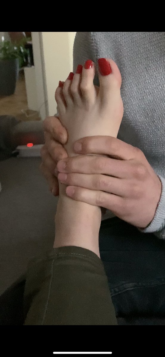 LaylaHerrin's tweet photo. Der #Sklave war brav und durfte als Belohnung meine wunderschönen Füße massieren. #findom #FinDom #fussklave #sklavenerziehung #fußgöttin #fusssklave #göttin #herrin https://t.co/cLnT3Og59u