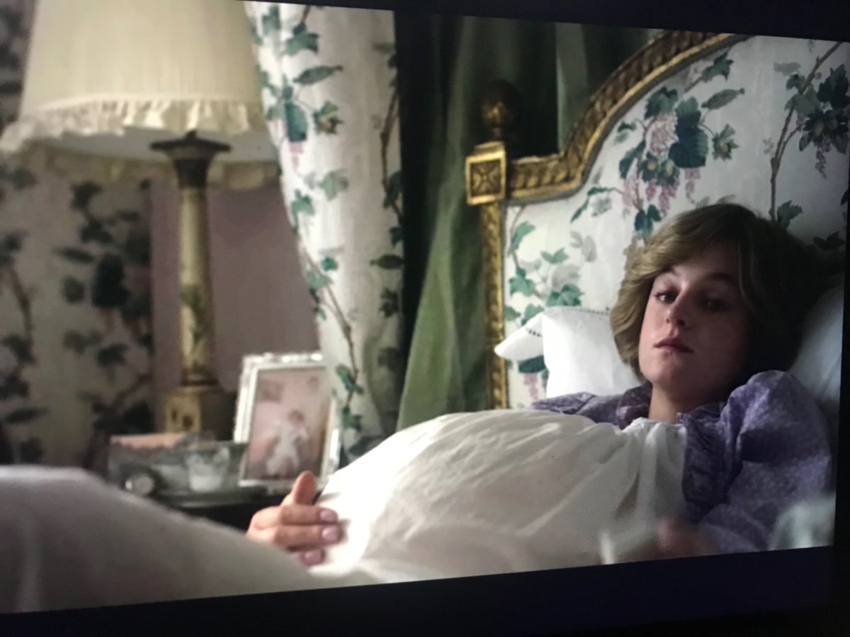 Pregnancy puff sleeves