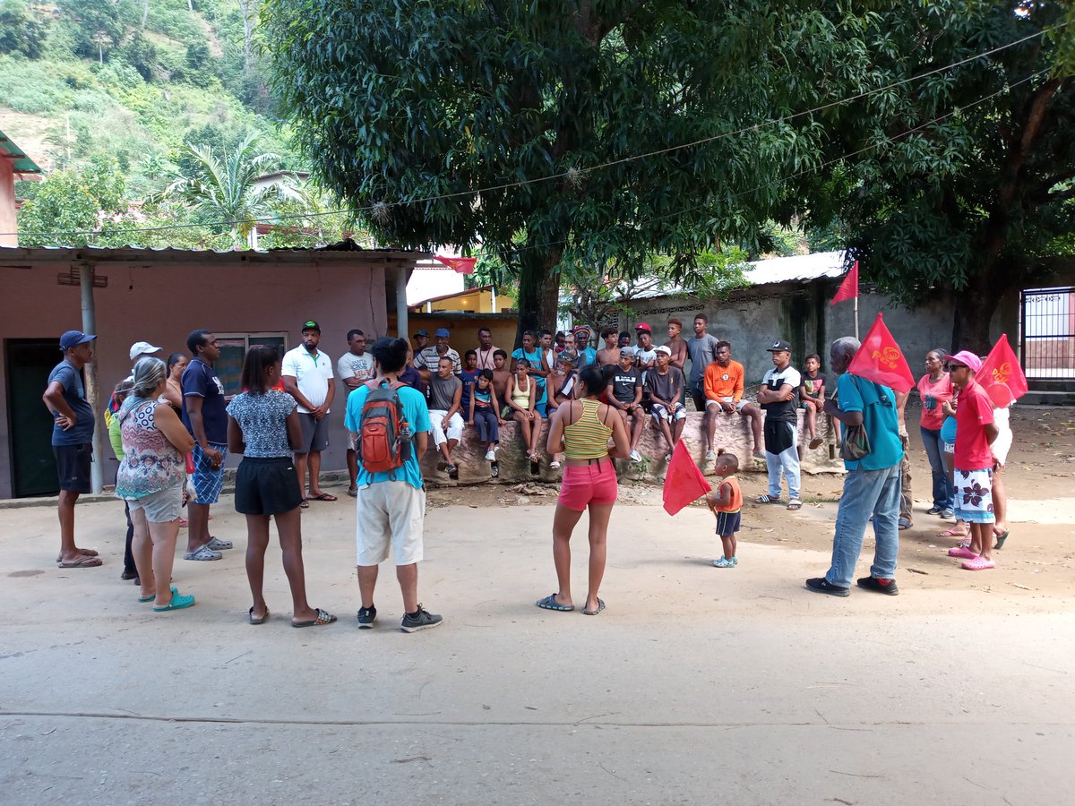 APR_LaGuaira_'s tweet photo. Hoy, #15Nov , asamblea popular en el pueblo de Osman- Edo. La Guaira con los candidatos de la #AlternativaPopularRevolucionaria 
¡Somos mayoría! ¡Venceremos! 

#VotaPCV https://t.co/zlSfGDdV6H