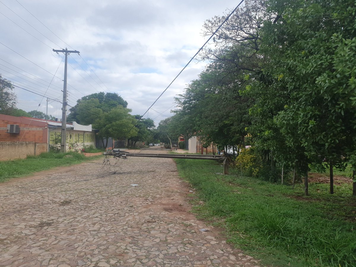 PALOKA86's tweet photo. @ANDEOficial barrio América de luque.
2 postes caídos https://t.co/M2LD3DGU05