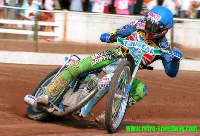 SpeedwayGB's tweet photo. 🇬🇧 REMEMBERING WIGGY |

🙏🏻 Today marks the 20th anniversary of Simon Wigg’s sad passing. He was only 40 years old. 

Wiggy rode for several British clubs and for England - winning the British title and the World Longtrack.

Never forgotten 🏍❤️

📸 @retrospeedway https://t.co/ju8Nm1bemR