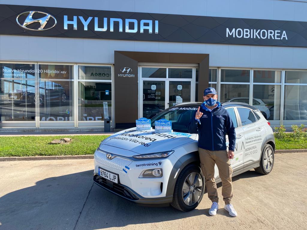 HyundaiPR_es's tweet photo. Triunfo de @SurhayenPernia y su copiloto @aitoralonsog en el @EcoRallyeCV con un @HyundaiEsp #KonaEV gracias al concesionario de Castellón #MobiKorea.¡Enhorabuena campeones!🏆🏆🏆🔝🔝🔝 https://t.co/illjup8GjB https://t.co/DklR933msJ