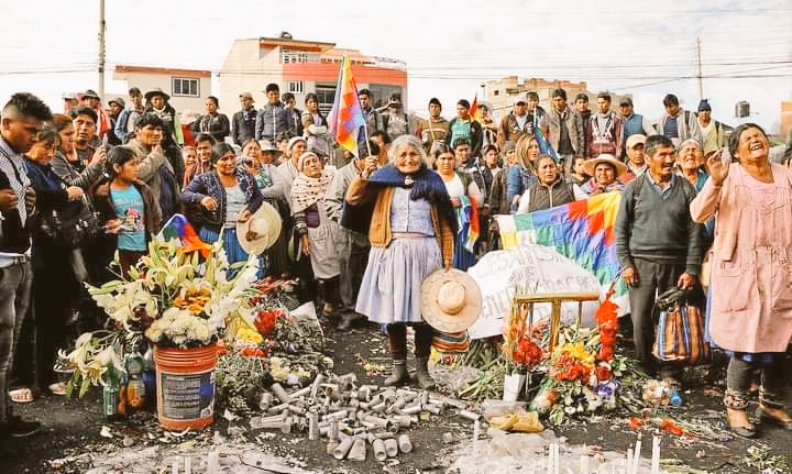 MyBolivia's tweet photo. 🗞️ Un día como hoy #15Noviembre hace un año por Decreto Supremo 4078 aprobado por el régimen de @JeanineAnez y Arturo Murillo se usaron armas para reprimir al pueblo, acto con el que apagaron vidas inocentes por odio y racismo en Senkata y Sacaba. 

Exigimos Justicia!!!
#Bolivia https://t.co/4forGudYjM