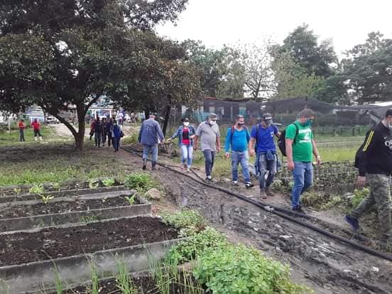 guerrillero_cu's tweet photo. Temprano en la mañana los trabajadores pinareños brindando su apoyo a la recuperación por las intensas lluvias dejadas por #ETA y hoy el trabajo fue en el organopónico de calle 5ta en el Consejo Popular #HermanosCruz. #PinardelRío @PoderRio @AsambleaCuba
Fotos: Osvaldo Quiñones https://t.co/mUbrRq9uK2