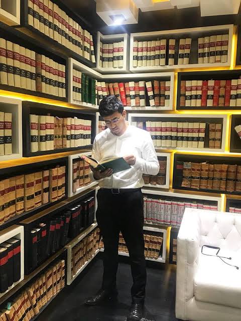 कर्नाटकी संगीताचा आणि कायद्याचा पदवीधर विद्यार्थी असलेला तेजस्वी समाजकार्यासाठी बाहेर पडला. शालेय शिक्षण या विषयावर संशोधनात्मक आणि उत्स्फूर्त काम करणाऱ्या 'अराईज इंडिया' या एनजीओ ची स्थापना व कार्य सुरू केले. पुढचा टप्पा होता अभाविप. सक्रिय कार्यकर्ता म्हणून काम सुरू झाले. 