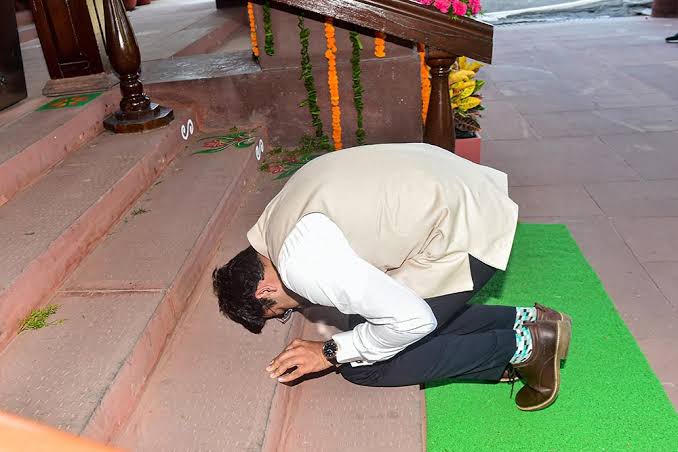 पक्षश्रेष्ठींकडून तेजस्वीच्या उमेदवारीसाठी पक्षनेतृत्वाला तयार केले आणि दक्षिण बंगलोर मधील कॉंग्रेसचे उमेदवार बी.के.हरीप्रसाद यांना 3,31,192 मतांनी पराभुत करत वयाच्या अवघ्या 28 व्या वर्षी तेजस्वी सूर्या लोकसभेत तरूण खासदार म्हणून दाखल झाला. ही तर फक्त सुरवात होती. 