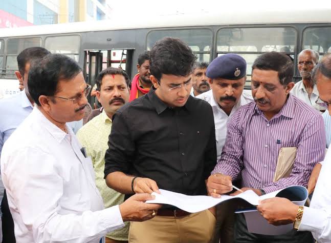 युट्युबवर तेजस्वी सूर्याची अनेक भाषणे पहायला मिळतील पैकी आपले मराठी पत्रकार निखील वागळेंना दाखवलेला आरसा बघण्यासारखं आहे. नक्की बघा. हिंदीत बोलतांना उच्चारांना येणारा कर्नाटकी लहेजा गोडवा वाढवतो.तेजस्वी बद्दल लिहण्यासारखे भरपुर मटेरिअल भविष्यात उपलब्ध होईल.. त्याहीपेक्षा..