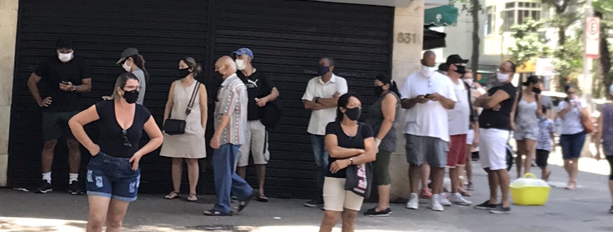 Rio: O carioca aderiu mesmo às máscaras para ir às urnas. “Difícil é conferir o eleitor com a foto do título de eleitor quando ela vem de máscara e óculos escuros”, disse um mesário. #eleicao2020 https://t.co/3doLrGxQot