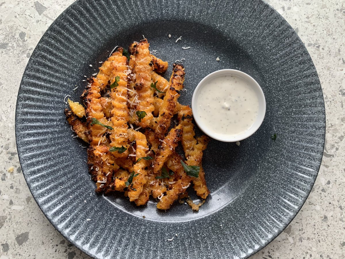 MegBrown26's tweet photo. Made some garlic parmesan butternut squash fries with my discounted veg from @DrAmyBurns with a lemon pepper dipping sauce #CMFIUUBS #CMFI https://t.co/VqEM5Qh4sF
