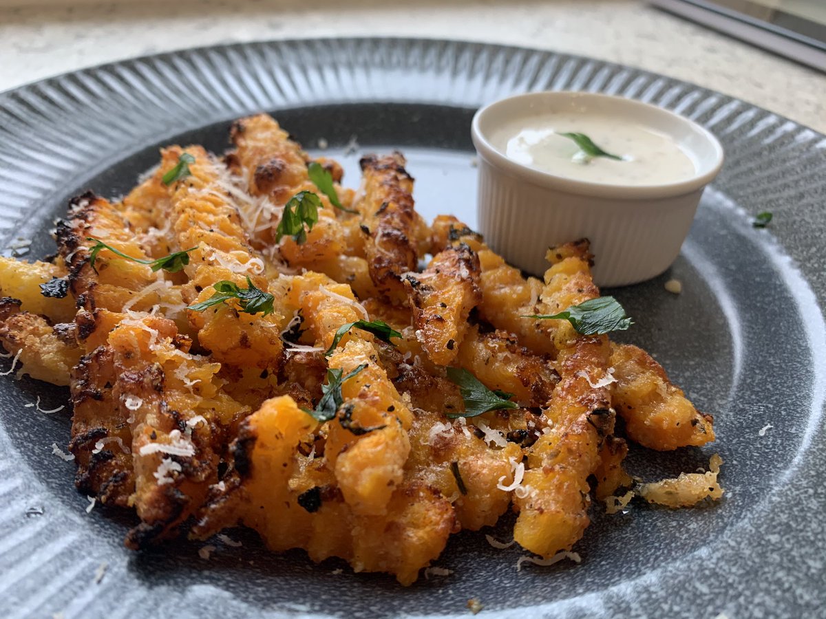 MegBrown26's tweet photo. Made some garlic parmesan butternut squash fries with my discounted veg from @DrAmyBurns with a lemon pepper dipping sauce #CMFIUUBS #CMFI https://t.co/VqEM5Qh4sF