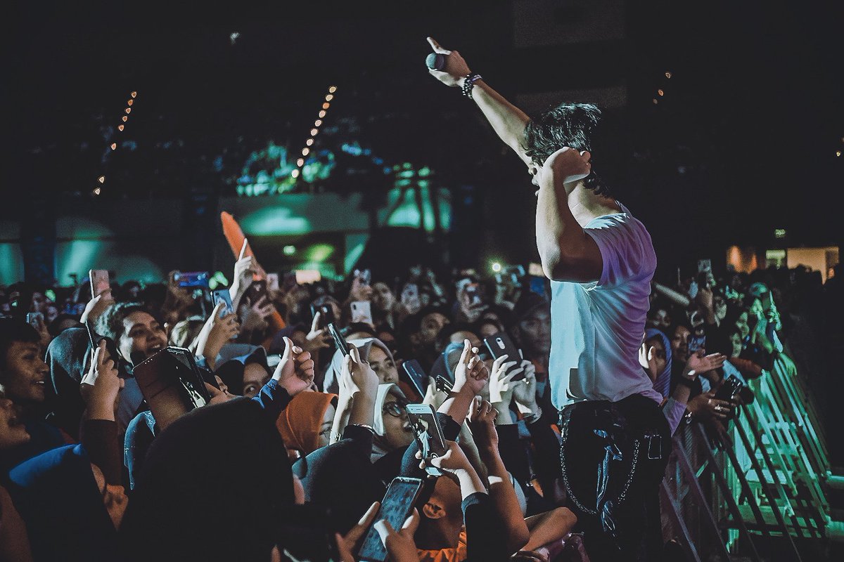 Yuudz's tweet photo. @piokharisma Izin setor stage foto ya om. Moga2 semangat para personil band Nidji di foto ini bisa nular 🙏🏻 

Foto pake @Fujifilm_ID XT-10, edit pake lightroom + VSCO 🙏🏻

#SetorFotoPio
#SetorFoto https://t.co/uOMPi6taS3