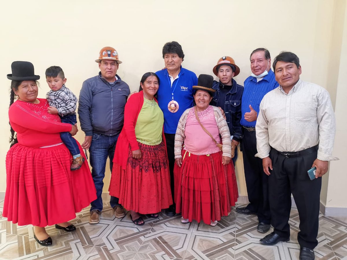 evoespueblo's tweet photo. Nos reunimos con las hermanas y hermanos dirigentes de la provincia Pacajes y de la empresa minera Coro Coro que reafirman su compromiso de unidad y apoyo a nuestro gobierno. https://t.co/4FcrTndgRb