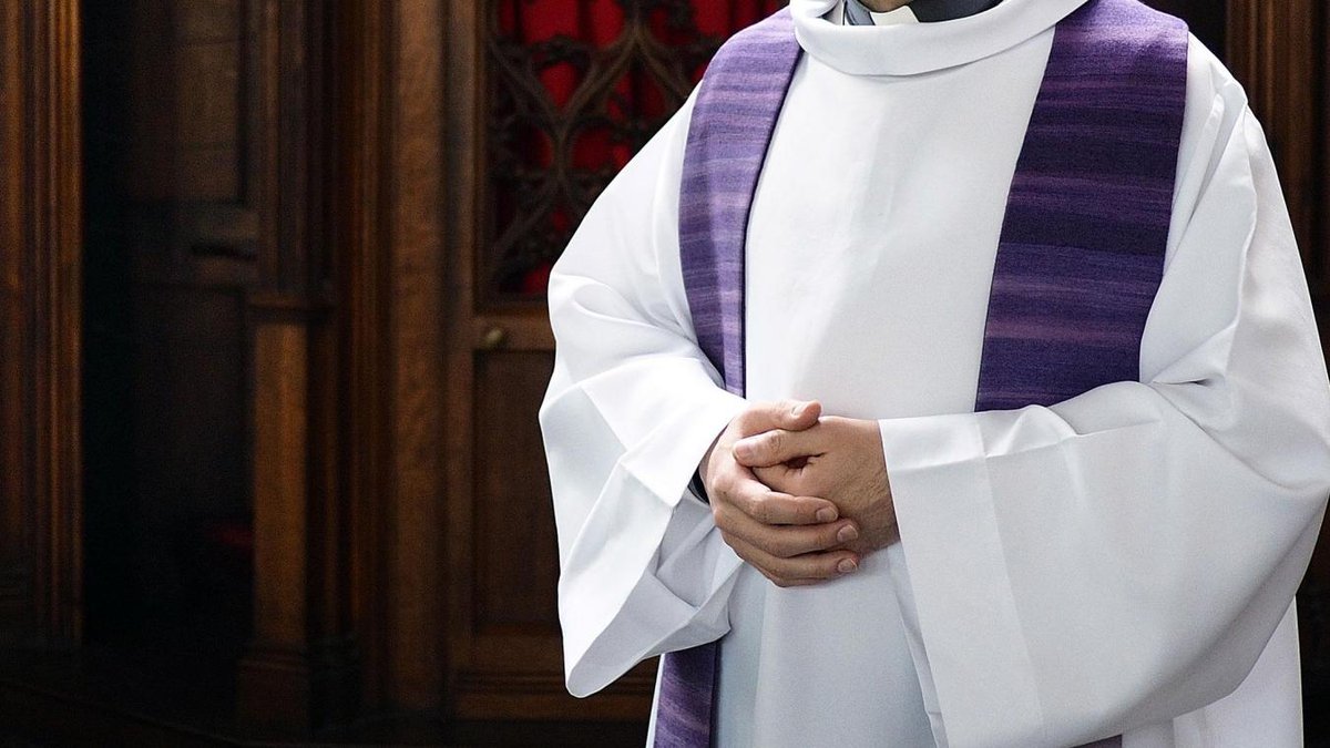 Prêtres : #prêtres  #prêtres  #messe  #liturgie " Tout autour de ce Trône, vingt-quatre trônes, où siègent vingt-quatre Anciens portant des vêtements blancs et, sur leurs têtes, des couronnes d’or. " (Apocalypse 4 ; 4)