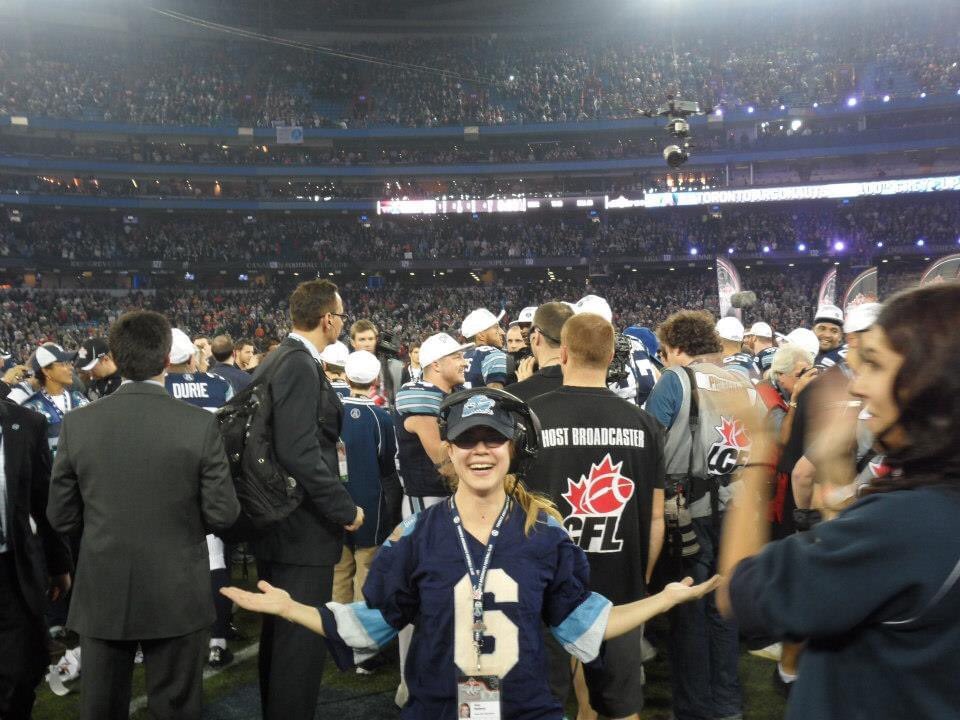 AmySlatteryActs's tweet photo. @CFL @TELUS I miss the CFL so much it’s crazy. Thinking back to the 100th Grey Cup when I got to be a part of it all and see my #Argos win it at home. This is my favourite #GreyCupMemory #GreyCup #CFL #mascot #Jason https://t.co/Hdjh1hFBEf