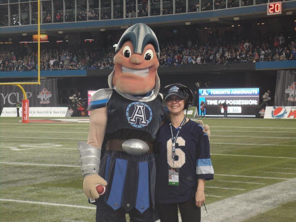 AmySlatteryActs's tweet photo. @CFL @TELUS I miss the CFL so much it’s crazy. Thinking back to the 100th Grey Cup when I got to be a part of it all and see my #Argos win it at home. This is my favourite #GreyCupMemory #GreyCup #CFL #mascot #Jason https://t.co/Hdjh1hFBEf
