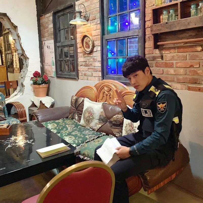 geazang's tweet photo. 내가 사랑하는 경찰복 강하늘,,,,,,💗 https://t.co/PLHGfttYsQ