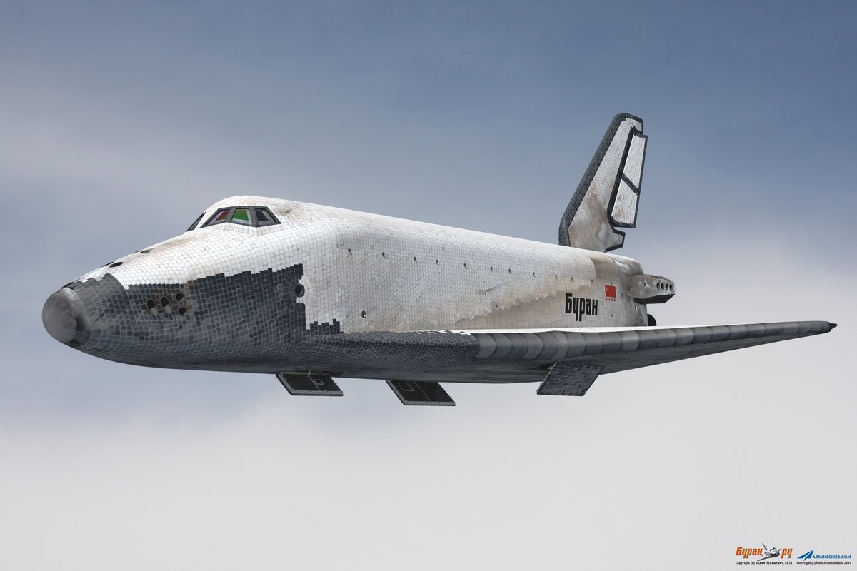 Ce virage... Imprévu fait quand perdre à la navette quelques tuiles thermiques, que l'on retrouvera au sol par la suite.Peu importe, les trains d'atterrissages se déploient, et il semble bel-et-bien que la navette va se poser!