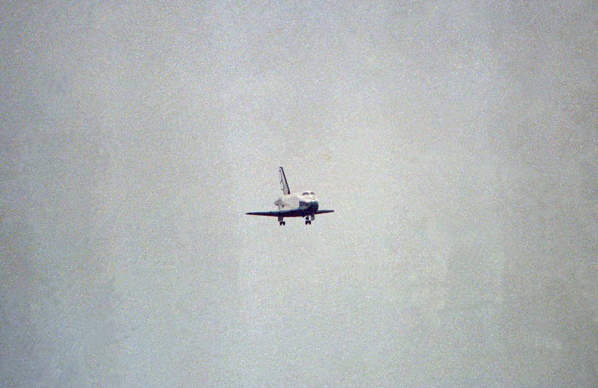 Ce virage... Imprévu fait quand perdre à la navette quelques tuiles thermiques, que l'on retrouvera au sol par la suite.Peu importe, les trains d'atterrissages se déploient, et il semble bel-et-bien que la navette va se poser!