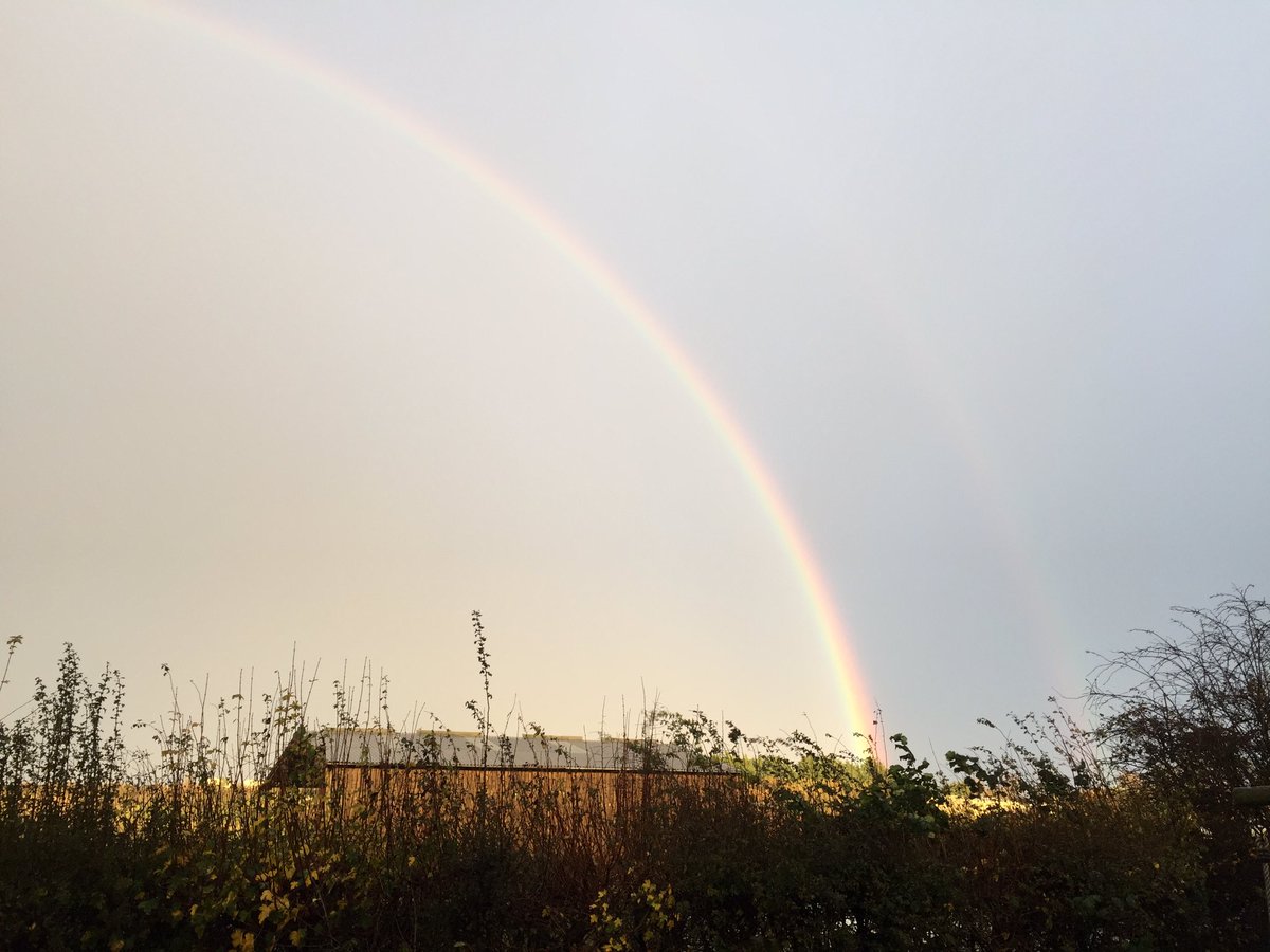 CharnwoodFR's tweet photo. @Meteovilles un beau double arc-en-ciel après une forte averse sur l’île de Wight. https://t.co/8c0fFDu1U6