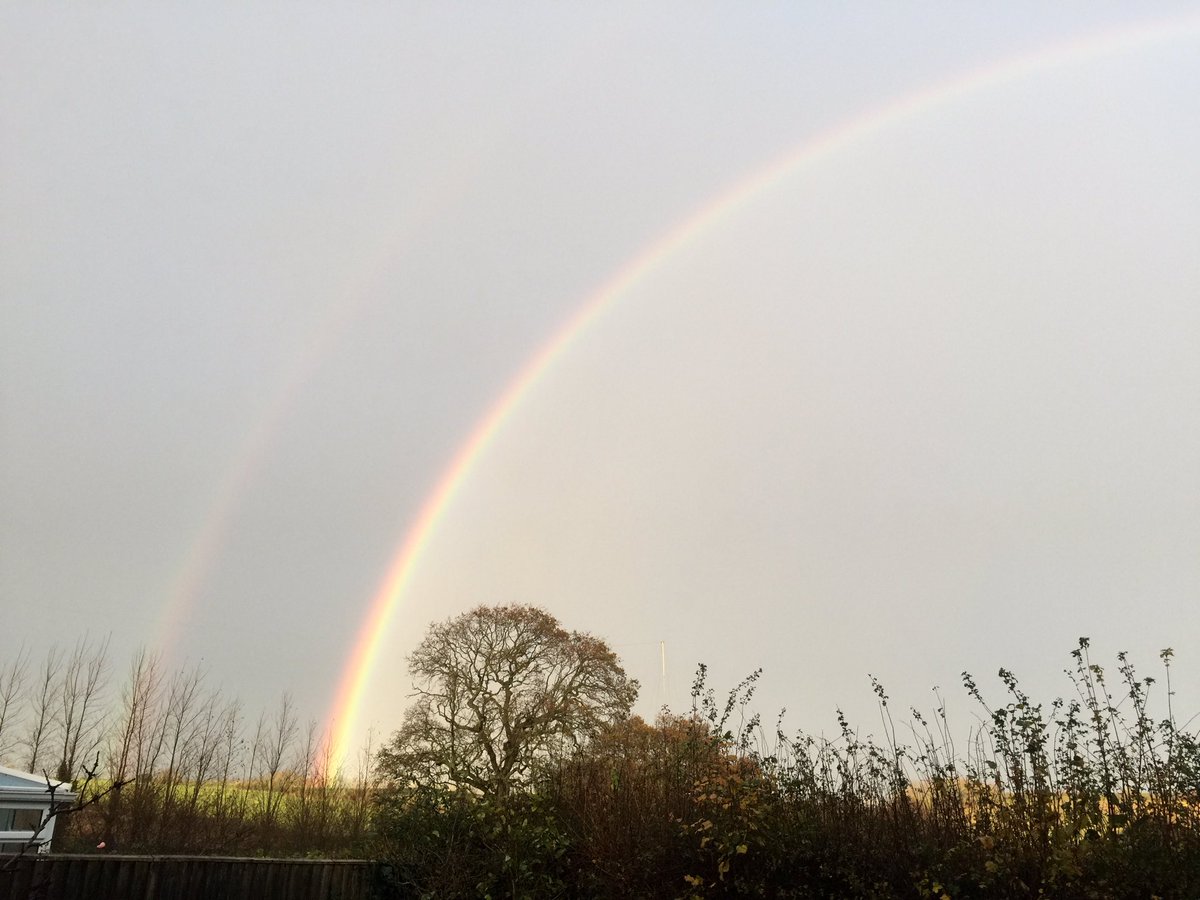 CharnwoodFR's tweet photo. @Meteovilles un beau double arc-en-ciel après une forte averse sur l’île de Wight. https://t.co/8c0fFDu1U6