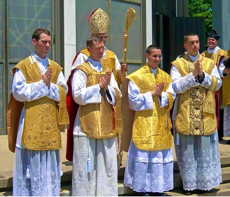 Les vêtements :" Tout autour de ce Trône, vingt-quatre trônes, où siègent vingt-quatre Anciens portant des vêtements blancs et, sur leurs têtes, des couronnes d’or. " (Apocalypse 4 ; 4) #messe  #liturgie